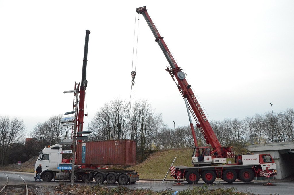 LKW umgestuerzt Niehler Hafen P291.JPG